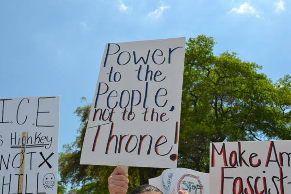 Personas se manifiestan sosteniendo carteles durante la protesta 'No Kings' (No queremos reyes) este sábado, en Miami (Estados Unidos). La tercera jornada de protestas del movimiento 'No Kings' (No queremos reyes) comenzó en Estados Unidos, donde se celebrarán más de 3.300 concentraciones, según los organizadores, lo que supone la mayor movilización hasta ahora contra el presidente, Donald Trump, la guerra en Irán y el Servicio de Inmigración y Aduanas (ICE). EFE/ Antoni Belchi