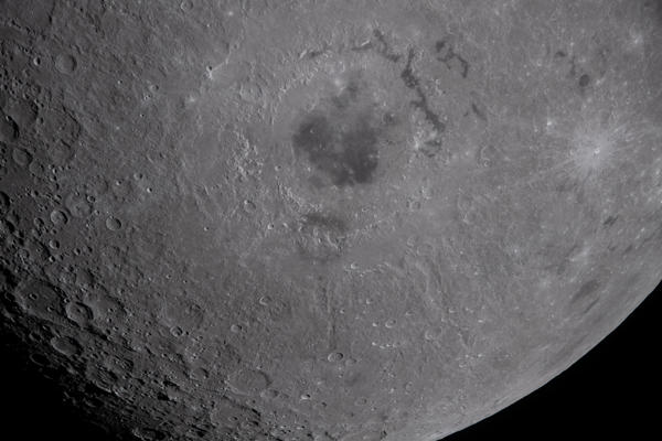 Fotografía cedida por la NASA de una imagen capturada por la tripulación de la misión Artemis II este lunes, de la mitad inferior de la Luna donde se observa la cuenca Orientale en la parte superior central de la imagen. EFE/ NASA