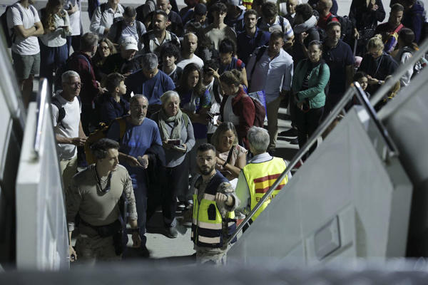  Embarque en el avión A330 del Ejército del Aire y del Espacio, con capacidad para unas 250 personas, en el aeropuerto de Omán para evacuar a españoles que se encuentran atrapados en Oriente Medio debido a la guerra de Irán y desean regresar a España. EFE/Mº de Defensa -SÓLO USO EDITORIAL/SOLO USO PERMITIDO PARA ILUSTRAR LA NOTICIA QUE APARECE EN EL PIE DE FOTO (CRÉDITO OBLIGATORIO)-