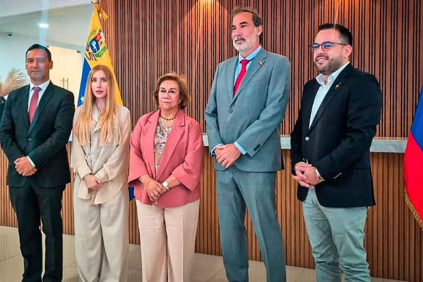 las ministras de Comercio, Industria y Turismo y de Relaciones Exteriores, junto con los ministros de Defensa y de Minas y Energía fueron parte de la comitiva del Gobierno en Caracas. Foto: MinCIT.