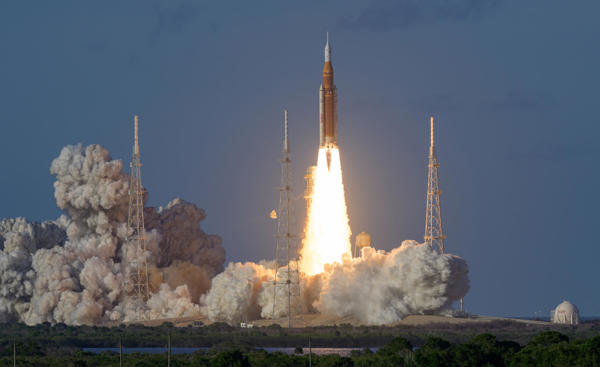 Fotografía cedida por la NASA donde se muestra el cohete del Sistema de Lanzamiento Espacial (SLS) y la nave espacial Orion de la misión Artemis II durante su despegue este miércoles, en el Complejo de Lanzamiento 39B del Centro Espacial Kennedy en Cabo Cañaveral (EE.UU.). La histórica misión Artemis II, que busca el primer regreso del ser humano a la Luna en más de cincuenta años, despegó con cuatro astronautas con el objetivo de alcanzar la órbita lunar durante sus 10 días de duración. EFE/ Bill Ingalls / NASA