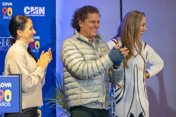 El cantante colombiano Carlos Vives reacciona junto a su esposa Claudia Elena Vásquez (d) durante un acto promocional de su gira este miércoles, en Nueva York (Estados Unidos). Vives defendió la humanidad de los inmigrantes en Estados Unidos y reivindicó su "orgullo hispano" en un acto promocional en Nueva York previo al pistoletazo de salida de su gira 'Tour al sol' por el país. EFE/ Angel Colmenares