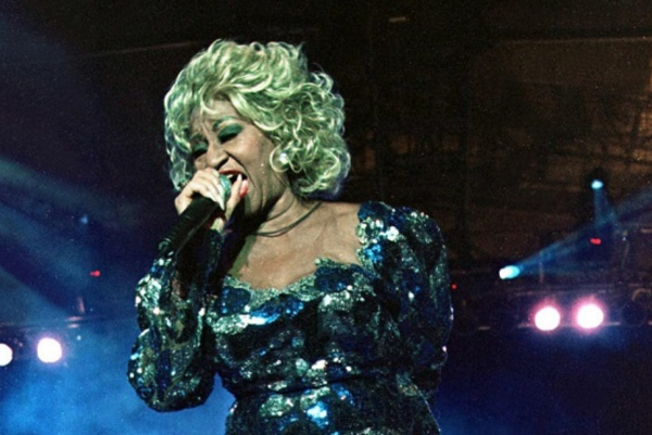 Hace 17 años, los seguidores de Celia Cruz lloraron en todo el mundo, porque ella, con su extrovertida personalidad, su carisma y su poderosa voz, sobrepasó fronteras más allá del mundo hispanohablante.