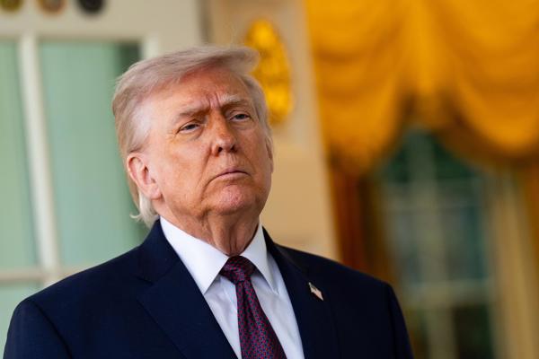 El presidente estadounidense Donald Trump habla con miembros de los medios de comunicación frente al Despacho Oval de la Casa Blanca en Washington, D.C., EE. UU., el 13 de abril de 2026. EFE/EPA/SALWAN GEORGES / POOL