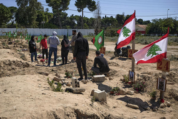 Cementerio temporal en la ciudad de Tiro, sur de Líbano, para las víctimas de los ataques israelíes que esperan sepultura en sus pueblos de origen donde actualmente no se puede acceder por el conflicto en curso. EFE/ Edgar Gutiérrez