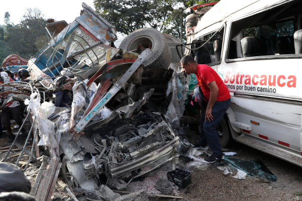  Una persona realiza labores de rescate en la vía Panamericana tras un atentado este sábado, en Cajibío (Colombia). Un tramo de la Vía Panamericana, una de las principales carreteras del suroeste colombiano, quedó convertido en un escenario de guerra tras un ataque con un cilindro bomba que dejó al menos siete civiles muertos y 17 heridos en el sector de El Túnel, municipio de Cajibío, departamento del Cauca. EFE/Ernesto Guzmán