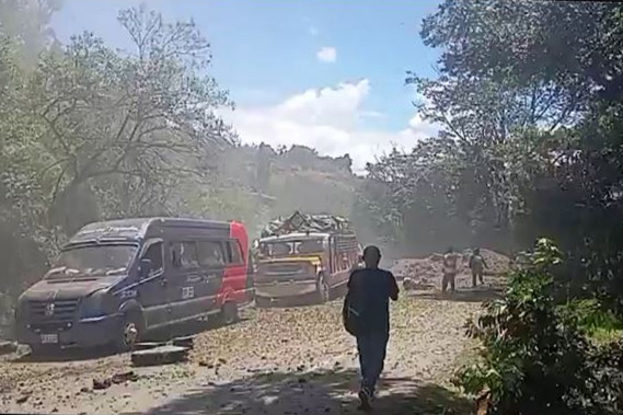 Fotografía tomada a través de rastreo de redes que muestra vehículos afectados tras un atentado terrorista que destruyó este sábado un tramo de la Vía Panamericana, carretera del suroeste de Colombia, sin que se haya informado inicialmente de muertos o heridos. EFE/ Rastreo de Redes
