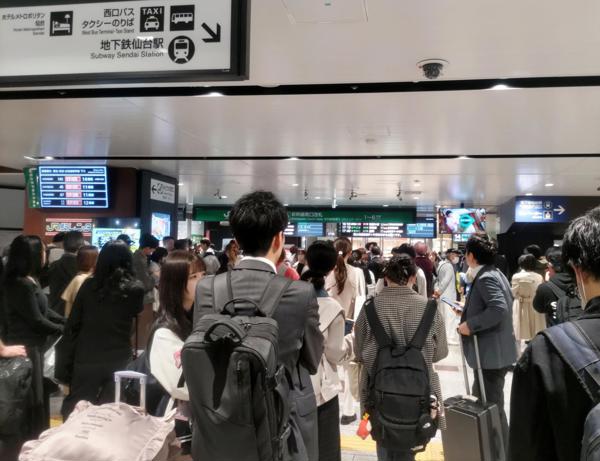 Varias personas quedaron varadas en la estación de Sendai tras la interrupción del servicio del tren Shinkansen después de que un potente terremoto sacudiera el noreste de Japón. Un fuerte terremoto de magnitud 7,5 sacudió el noreste y el norte de Japón, provocando una alerta de tsunami. La Agencia Meteorológica de Japón informó que se registró un tsunami de 80 centímetros en el puerto de Kuji, en la prefectura de Iwate, e instó a las personas en las zonas costeras a evacuar a terrenos más elevados. (Terremoto/sismo, Japón) EFE/EPA/JIJI PRESS JAPAN 