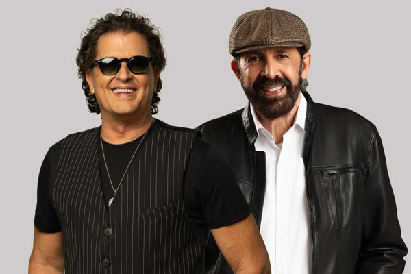 Fotografía cedida por Nevarez Communications donde aparece el colombiano Carlos Vives (i) y el dominicano Juan Luis Guerra. Vives presentó este martes su nuevo sencillo 'Buscando el mar', una esperada colaboración con Guerra que rinde tributo a Gabriel García Márquez. EFE/ Nevarez Communications 