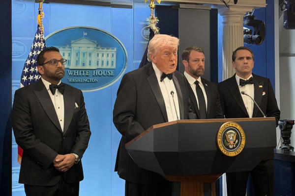 El presidente de los Estados Unidos, Donald Trump, habla en una rueda de prensa este sábado, en Washington (Estados Unidos). Trump dijo que el tirador que irrumpió en el hotel donde el mandatario participaba en una cena con corresponsales fue "interceptado" y detenido por el Servicio Secreto y que disparó a un agente, pero indicó que la bala impactó en su chaleco antibalas. EFE/ Octavio Guzmán