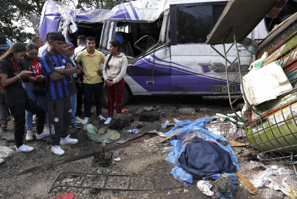 Personas se lamentan en la vía Panamericana tras un atentado este sábado, en Cajibío (Colombia). Un tramo de la Vía Panamericana, una de las principales carreteras del suroeste colombiano, quedó convertido en un escenario de guerra tras un ataque con un cilindro bomba que dejó al menos siete civiles muertos y 17 heridos en el sector de El Túnel, municipio de Cajibío, departamento del Cauca. EFE/Ernesto Guzmán