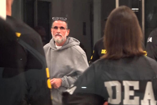 Captura de video del empresario colombiano Alex Saab escoltado por agentes de la DEA a su llegada este sábado, al aeropuerto de Opa-locka, en el condado de Miami-Dade (EE.UU.). Saab fue deportado por el Gobierno de Venezuela a Estados Unidos por la presunta comisión de delitos en el país norteamericano, según informó el venezolano Servicio Administrativo de Identificación, Migración y Extranjería (SAIME). EFE/ Antoni Belchi