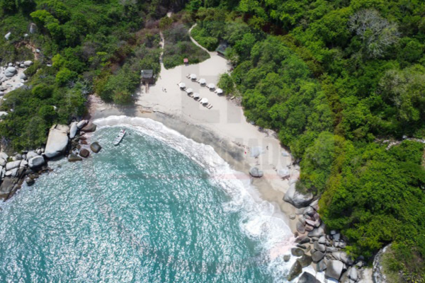 Playa Cañaveral una de las más hermosas del Parque Tayrona y la que más restricciones tiene. Derechos Reservados/ELINFORMADOR