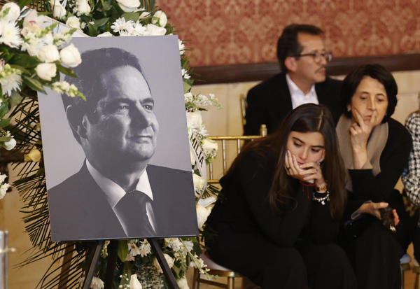 Familiares y amigos del exvicepresidente colombiano Germán Vargas Lleras asisten a su funeral este sábado, en el Palacio de San Carlos, en Bogotá (Colombia). Vargas Lleras murió a los 64 años debido a un tumor cerebral. EFE/ Mauricio Dueñas Castañeda