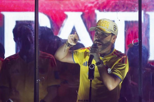  El candidato de ultraderecha Abelardo de la Espriella, habla al final de la jornada electoral este domingo, en Barranquilla (Colombia). EFE