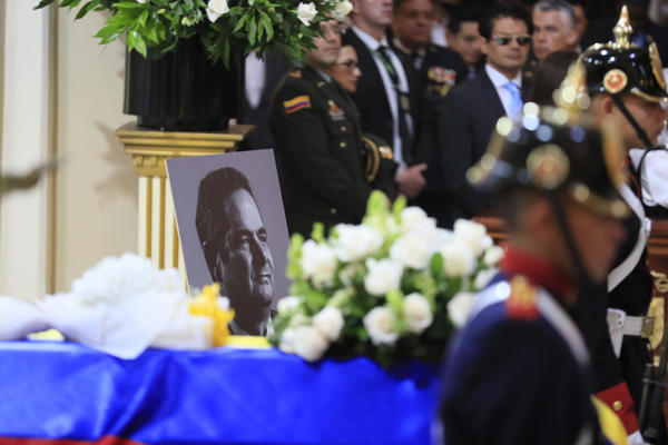 Fotografía que muestra la imagen del exvicepresidente colombiano Germán Vargas Lleras durante su funeral este lunes, en la Catedral Primada, en Bogotá (Colombia). Vargas Lleras murió a los 64 años de edad a consecuencia de un tumor cerebral. EFE/ Carlos Ortega
