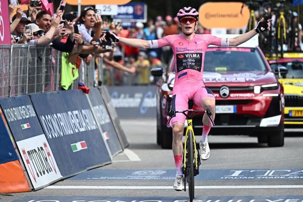 El ciclista danés Jonas Vingegaard, del equipo Visma | Lease A Bike, con el maillot rosa de líder de la clasificación general, gana la 16ª etapa del Giro de Italia, de 113 km, entre Bellinzona y Cari, Italia, el 26 de mayo de 2026. (Ciclismo, Italia) EFE/EPA/LUCA ZENNARO
