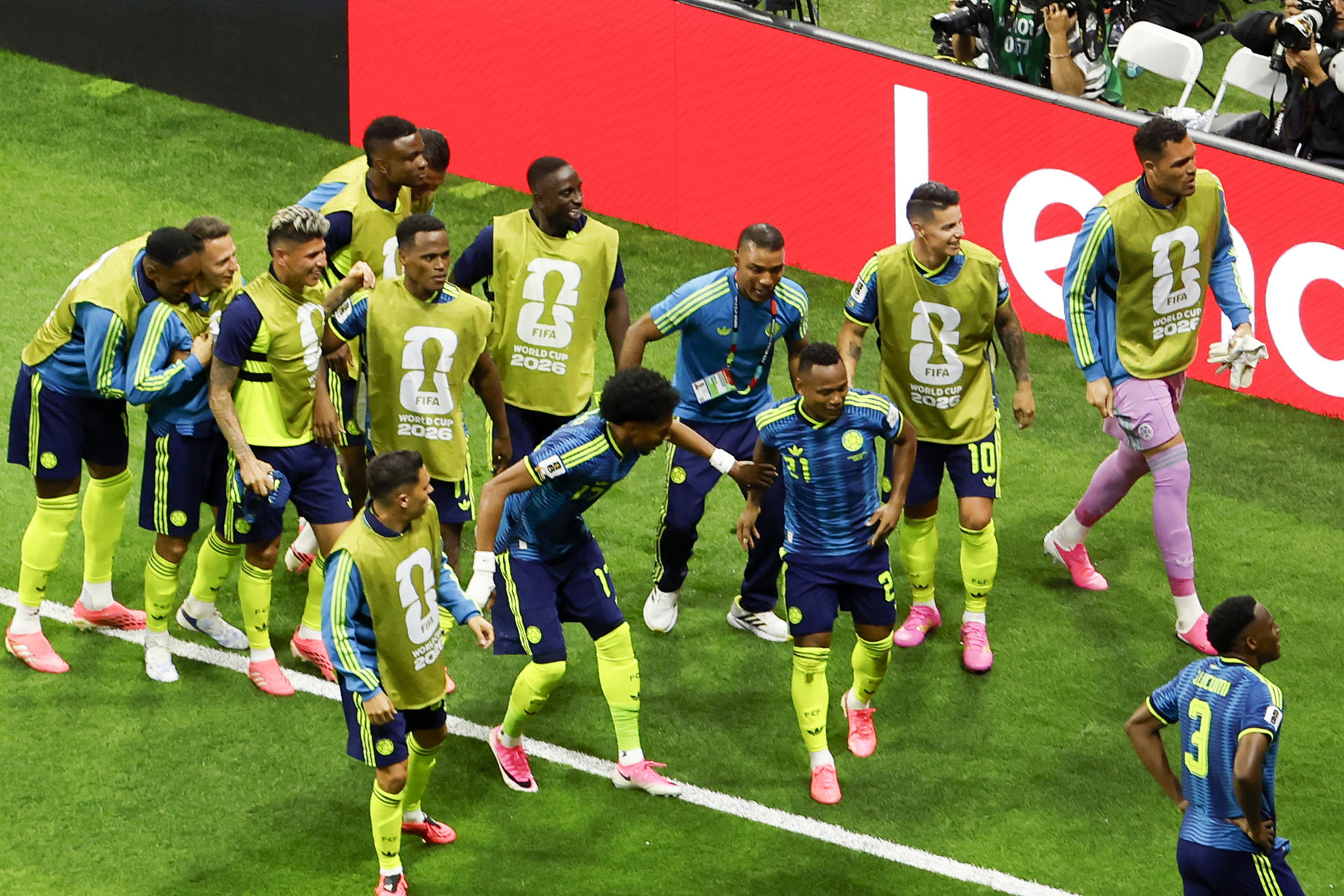 Jugadores de Colombia celebran un gol de Jáminton Campaz este miércoles, en un partido del grupo K del Mundial de la FIFA 2026 entre Uzbekistán y Colombia, en el estadio Azteca en Ciudad de México (México). EFE/ Sashenka Gutiérrez