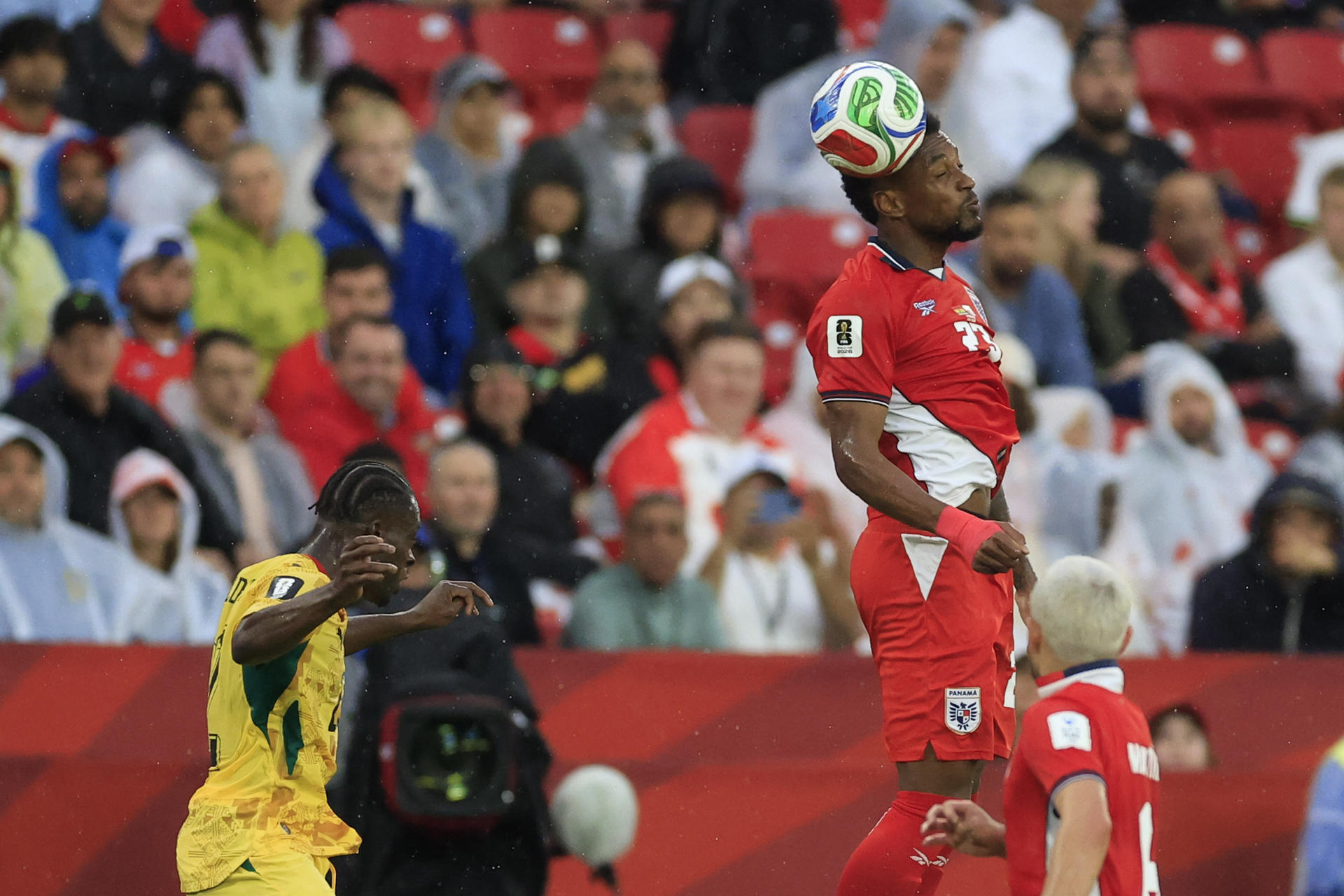 Kamaldeen Sulemana (i) de Ghana disputa el balón con Amir Murillo de Panamá este miércoles, en un partido del grupo L del Mundial de la FIFA 2026 entre Ghana y Panamá en el estadio BMO en Toronto (Canadá). EFE/ Bienvenido Velasco