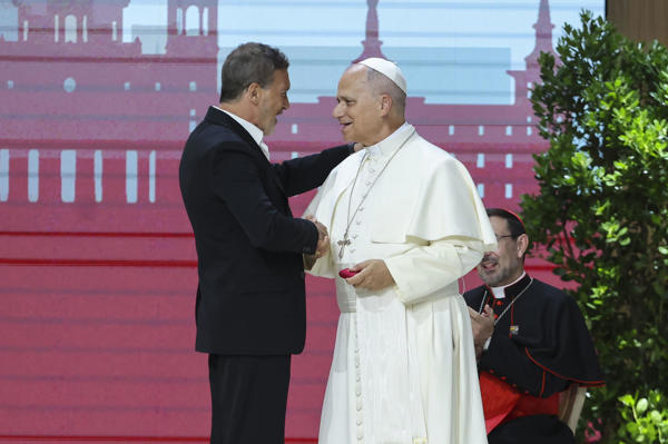 El papa León XIV (d) saluda al actor Antonio Banderas (i) durante el encuentro 'Tejer redes con el mundo de la cultura, la educación, la empresa y el deporte’, este domingo en el Movistar Arena de Madrid. EFE/ Kiko Huesca