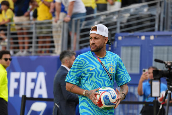 El jugador de Brasil Neymar Jr. llega este sábado, al partido del grupo C del Mundial de la FIFA 2026 entre Brasil y Marruecos en el estadio MetLife en Nueva Jersey (Estados Unidos). EFE/Ángel Colmenares