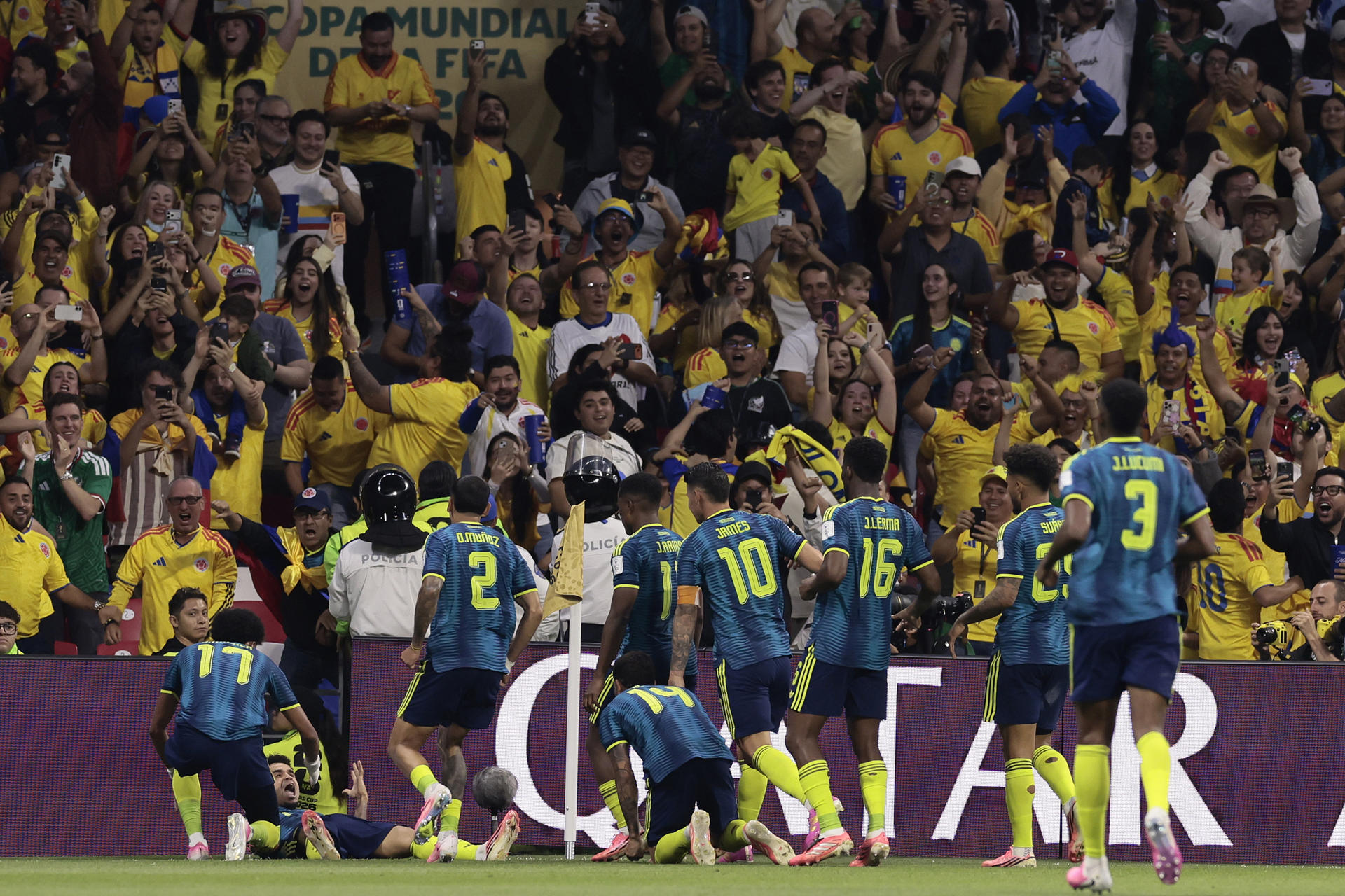 Jugadores de Colombia celebran un gol de Luis Díaz (i, abajo) este miércoles, en un partido del grupo K del Mundial de la FIFA 2026 entre Uzbekistán y Colombia, en el estadio Azteca en Ciudad de México (México). EFE/ José Méndez
