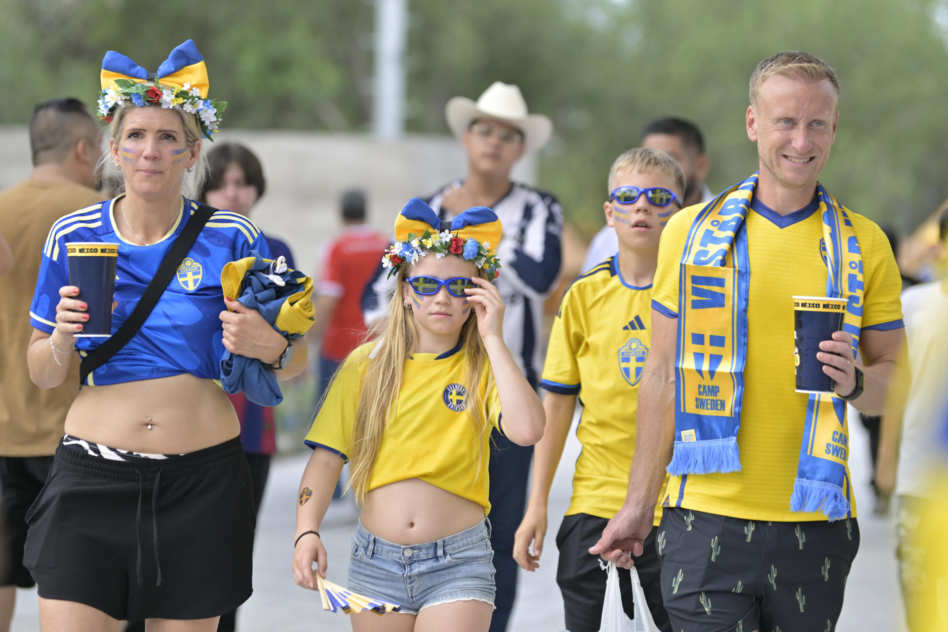 Aficionados de Suecia asisten a un partido del grupo F del Mundial de la FIFA 2026 entre Suecia y Túnez este domingo, en el estadio BBVA en Monterrey (México). EFE/ Miguel Sierra