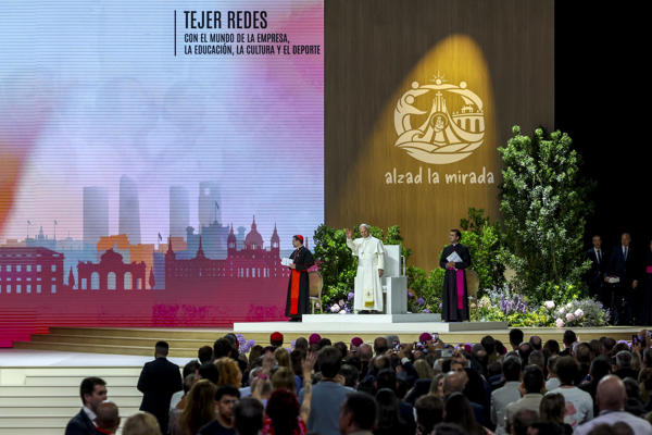 El papa León XIV (c), acompañado por el arzobispo de Madrid, el cardenal José Cobo (i), preside el encuentro 'Tejer redes con el mundo de la cultura, la educación, la empresa y el deporte’, este domingo en el Movistar Arena de Madrid. EFE/ Kiko Huesca