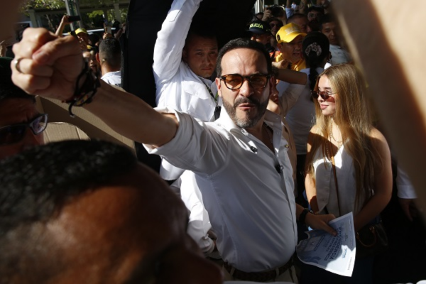 Abelardo De La Espriella, candidato presidencial colombiano, rodeado de una gran multitud de simpatizantes. Foto EFE