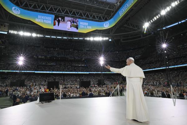 Una fotografía facilitada por Vatican Media muestra al Papa León XIV durante un encuentro con la Comunidad Diocesana en el Estadio Santiago Bernabéu de Madrid, España, el 8 de junio de 2026. (Papa, España) EFE/EPA/VATICAN MEDIA