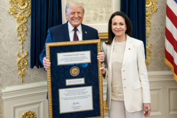 Fotografía tomada a través de rastreo de redes que muestra al presidente de Estados Unidos, Donald Trump, posando junto a la líder opositora venezolana María Corina Machado este jueves, en Washington (EE.UU). Machado entregó a Trump la medalla del Premio Nobel de la Paz, enmarcada con un mensaje de "gratitud" del pueblo venezolano por sus acciones para lograr "su libertad". EFE/ Rastreo de Redes