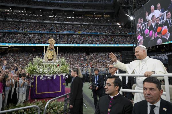 Una fotografía facilitada por Vatican Media muestra al Papa León XIV durante un encuentro con la Comunidad Diocesana en el Estadio Santiago Bernabéu de Madrid, España, el 8 de junio de 2026. (Papa, España) EFE/EPA/VATICAN MEDIA 