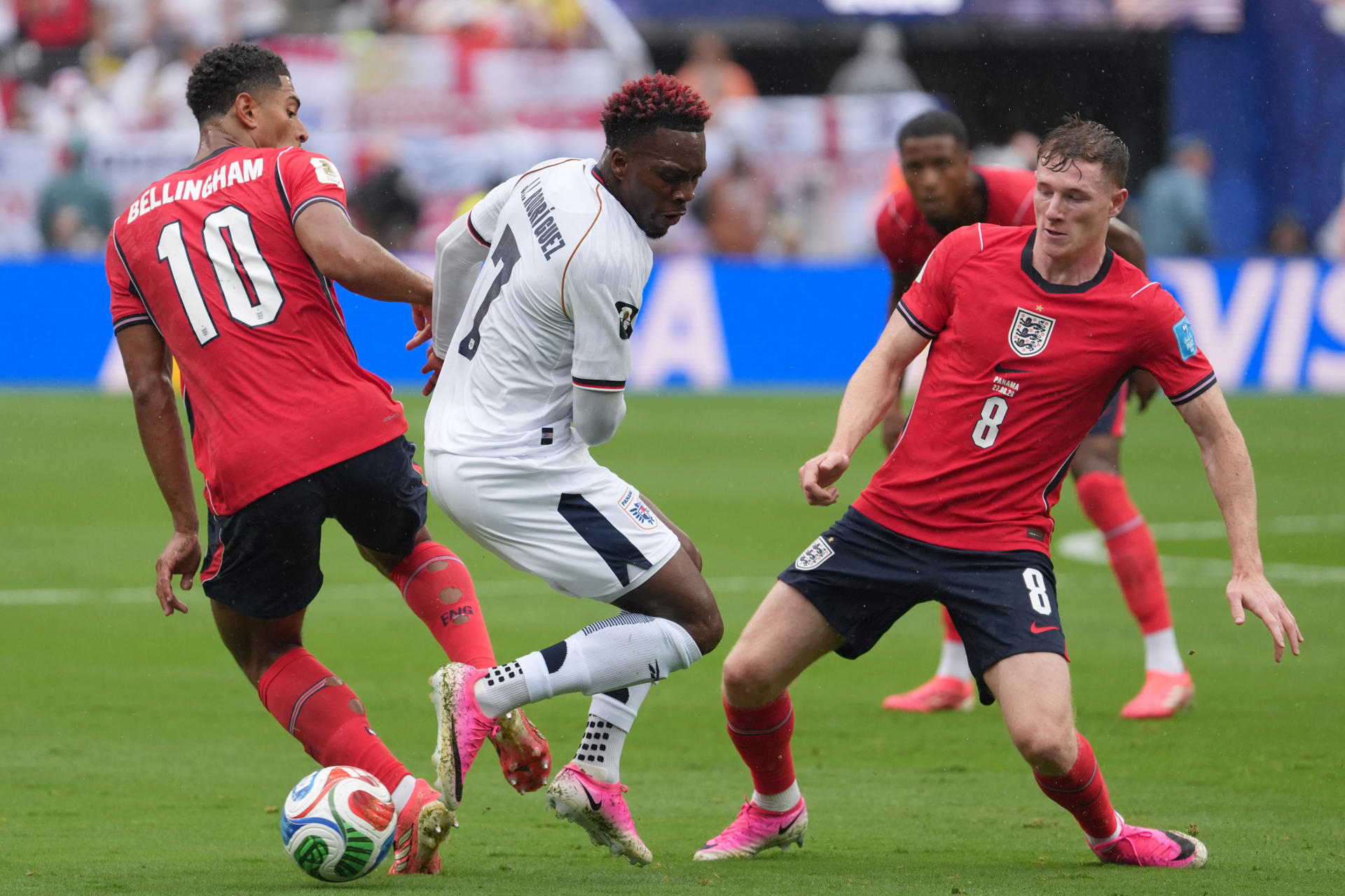 Jose Luis Rodríguez (c) de Panamá disputa un balón con Elliot Anderson (d) y Jude Bellingham de Inglaterra este sábado, en un partido del grupo L del Mundial de la FIFA 2026 entre Panamá e Inglaterra en el estadio MetLife de Nueva Jersey (Estados Unidos). EFE/ Ángel Colmenares