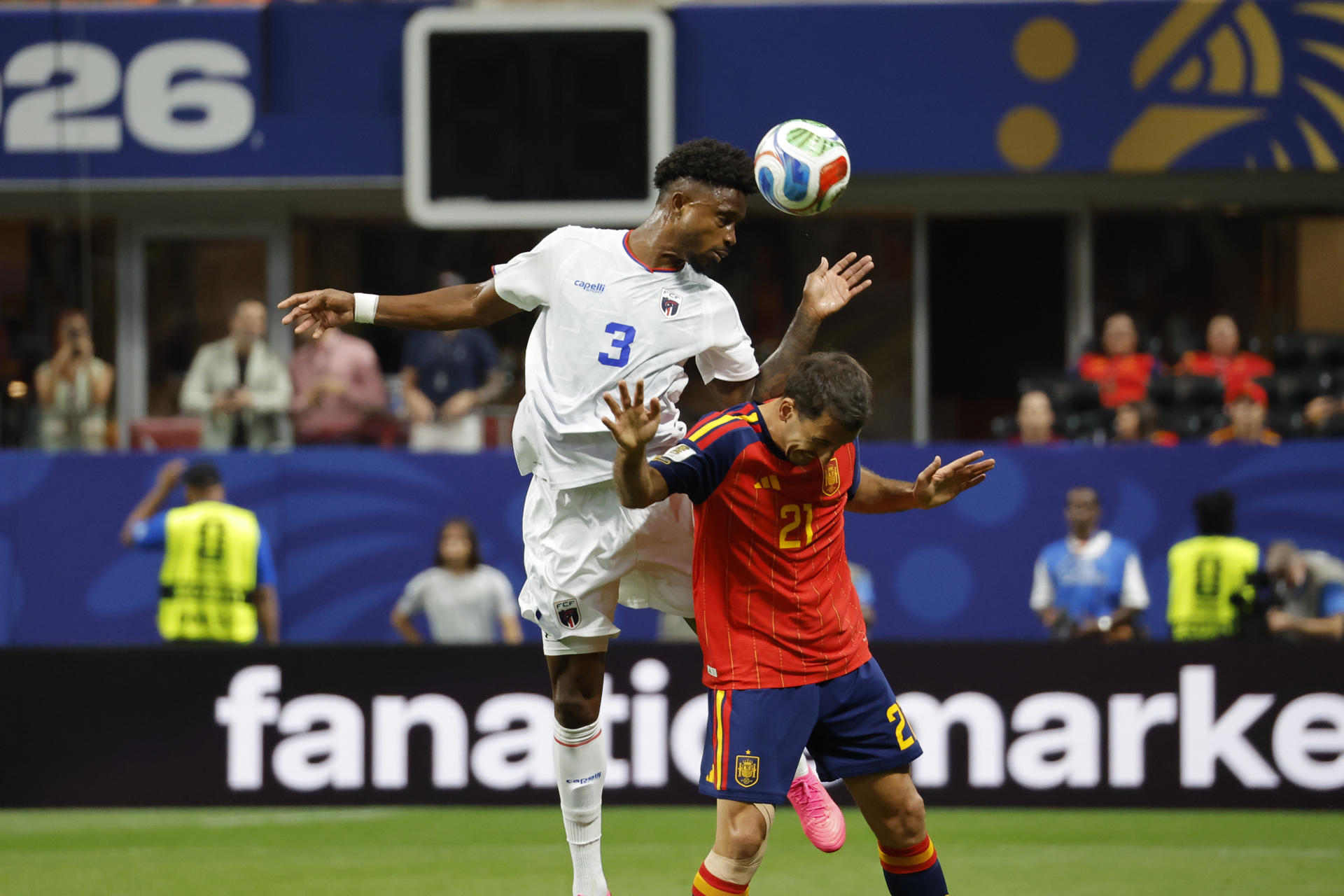 El delantero de España Mikel Oyarzabal (d) pelea un balón con el defensa de Cabo Verde Diney durante el partido del grupo H del Mundial 2026 entre España y Cabo Verde, este lunes en el Estadio Atlanta. EFE/ Lavandeira Jr