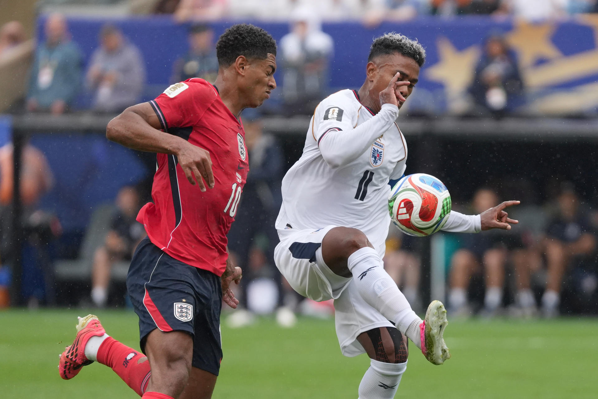 Edgar Yoel Barcenas (d) de Panamá disputa un balón con Jude Bellingham de Inglaterra este sábado, en un partido del grupo L del Mundial de la FIFA 2026 entre Panamá e Inglaterra en el estadio MetLife de Nueva Jersey (Estados Unidos). EFE/ Ángel Colmenares
