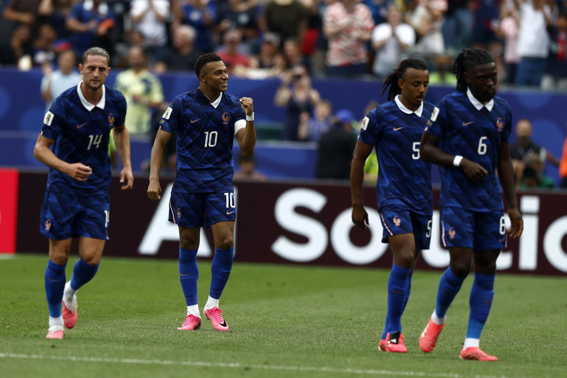 Kylian Mbappé de Francia (2-I) celebra con sus compañeros tras marcar el gol que puso el 1-0 en el partido de la fase de grupos de la Copa Mundial de la FIFA 2026 entre Francia e Irak, en Filadelfia, Pensilvania, EE. UU., el 22 de junio de 2026. (Francia, Filadelfia) EFE/EPA/WILL OLIVER
