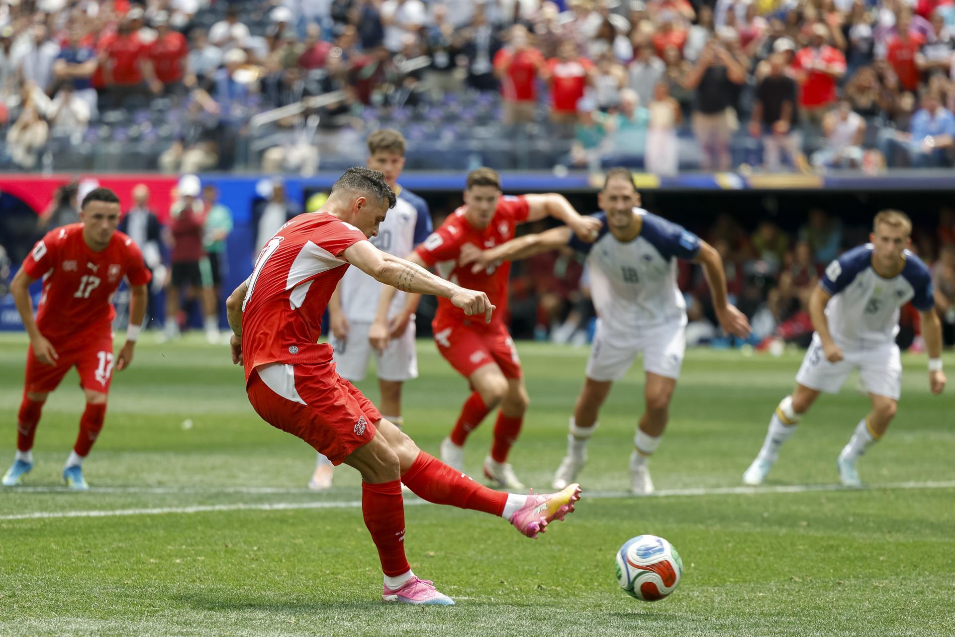 Granit Xhaka, de Suiza, convierte un penalti y anota el gol que pone el 4-1 en el marcador durante el partido de la fase de grupos de la Copa Mundial de la FIFA 2026 entre Suiza y Bosnia y Herzegovina, en Los Ángeles, EE. UU., el 18 de junio de 2026. (Bosnia-Herzegovina, Suiza) EFE/EPA/PETER KLAUNZER