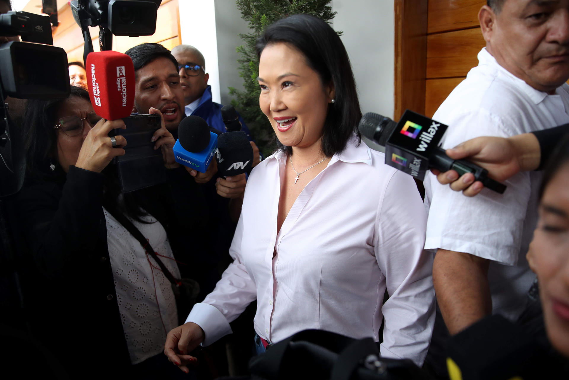 La candidata derechista a la Presidencia de Perú, Keiko Fujimori, habla a la prensa este jueves en Lima (Perú). Fujimori afirmó que van a esperar al conteo final de votos de la Oficina Nacional de Procesos Electorales (ONPE) para hacer un pronunciamiento. EFE/Paolo Aguilar