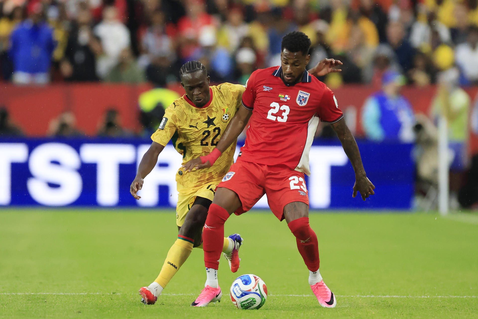 Kamaldeen Sulemana (i) de Ghana disputa el balón con Amir Murillo de Panamá este miércoles, en un partido del grupo L del Mundial de la FIFA 2026 entre Ghana y Panamá en el estadio BMO en Toronto (Canadá). EFE/ Bienvenido Velasco