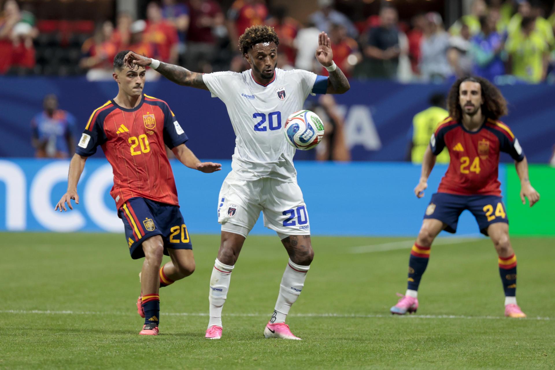 El centrocampista de Cabo Verde Ryan Mendes (c) controla el balón durante el partido del grupo H del Mundial 2026 entre España y Cabo Verde, este lunes en el Estadio Atlanta. EFE/ Lavandeira Jr