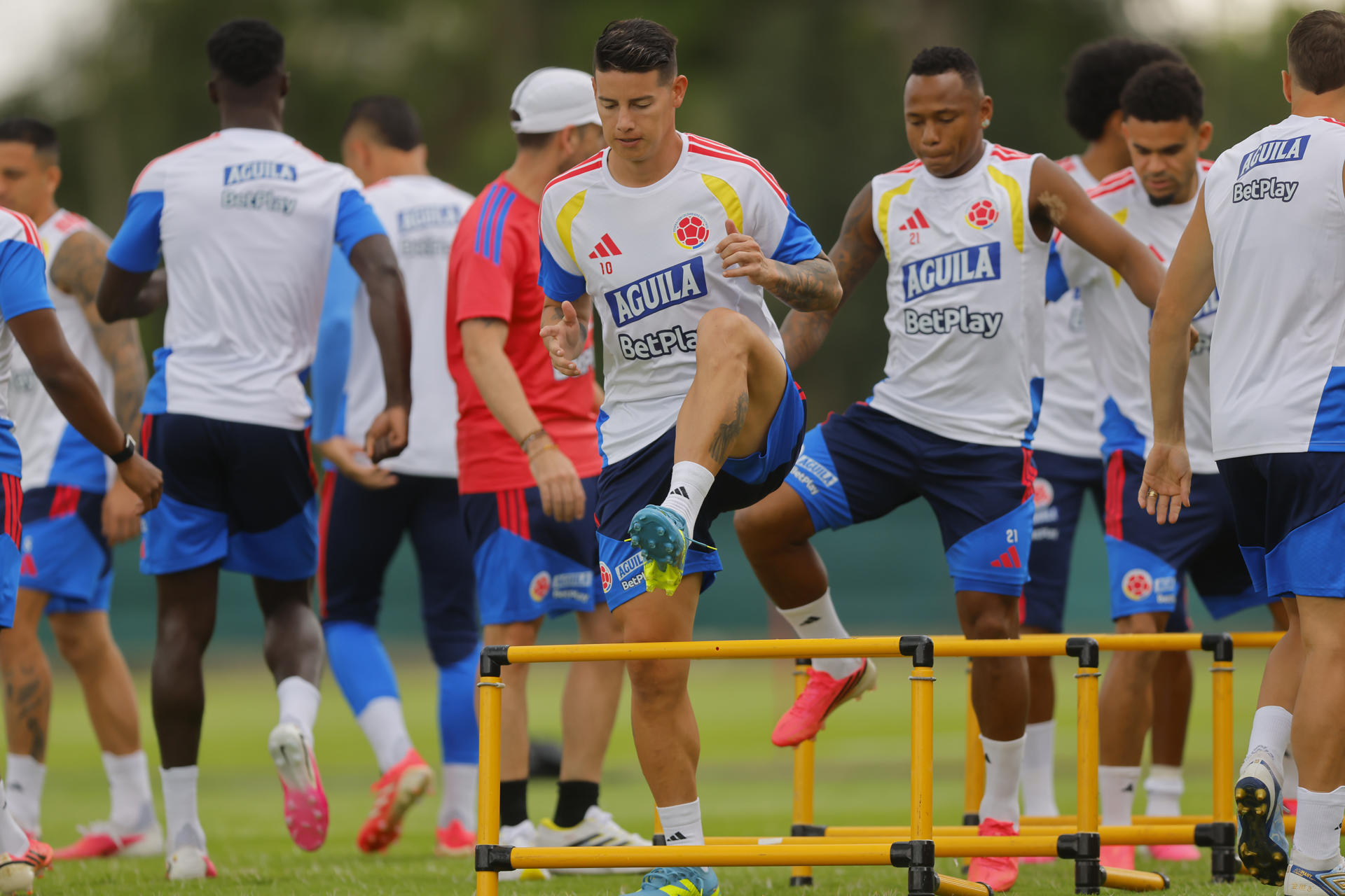 El jugador de la selección de Colombia, James Rodriguez, durante el entrenamiento que el combinado colombiano ha realizado en la Academia Atlas este domingo en Guadalajara, Jalisco (México). EFE/ Francisco Guasco