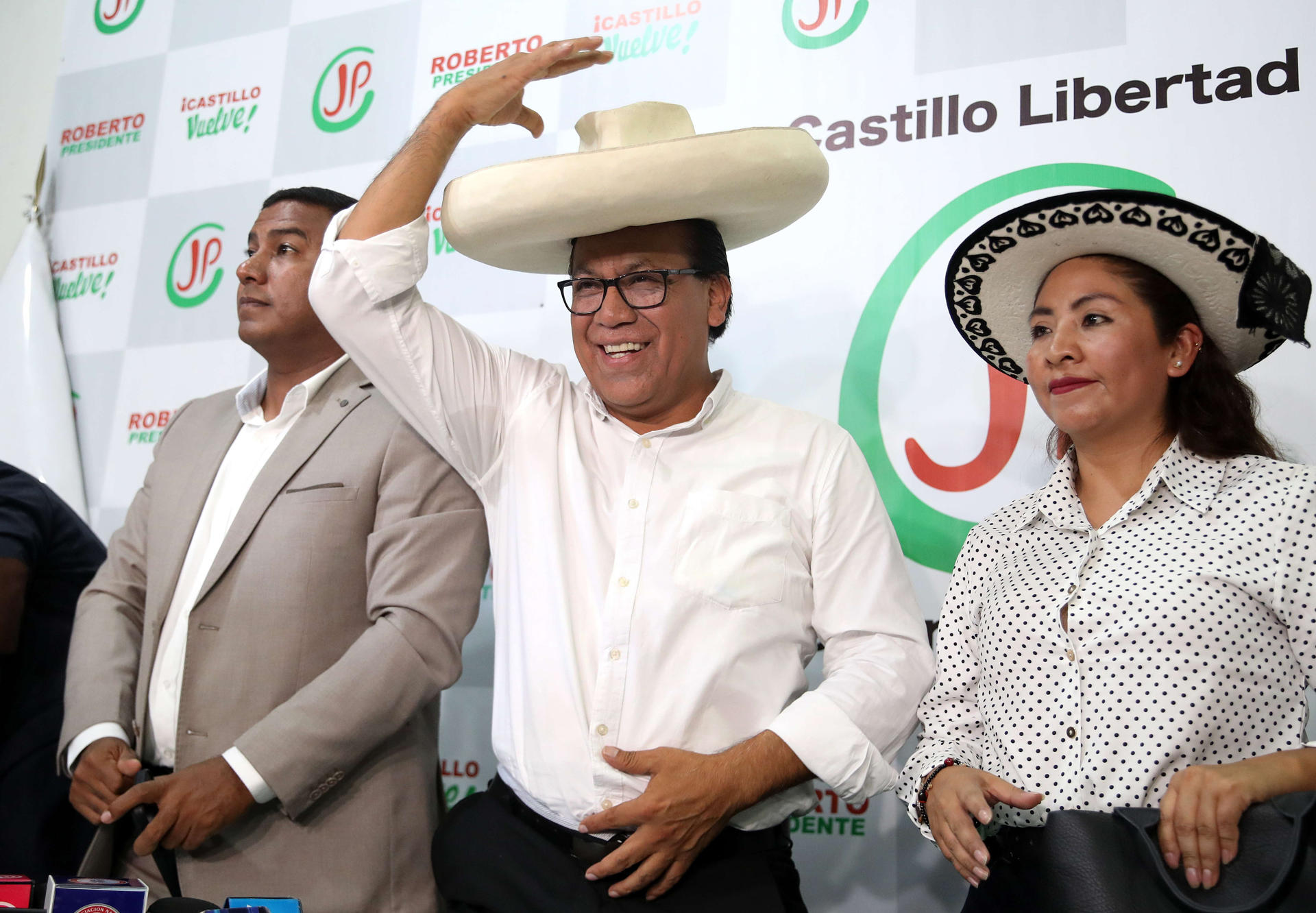 El candidato izquierdista Roberto Sánchez (c), reacciona en una rueda de prensa este viernes, en Lima (Perú). Sánchez, que se disputa voto a voto la Presidencia de Perú con la derechista Keiko Fujimori, planteó a su rival solicitar conjuntamente a las autoridades electorales "una revisión exhaustiva de todo este proceso", de la segunda vuelta presidencial. EFE/ Paolo Aguilar