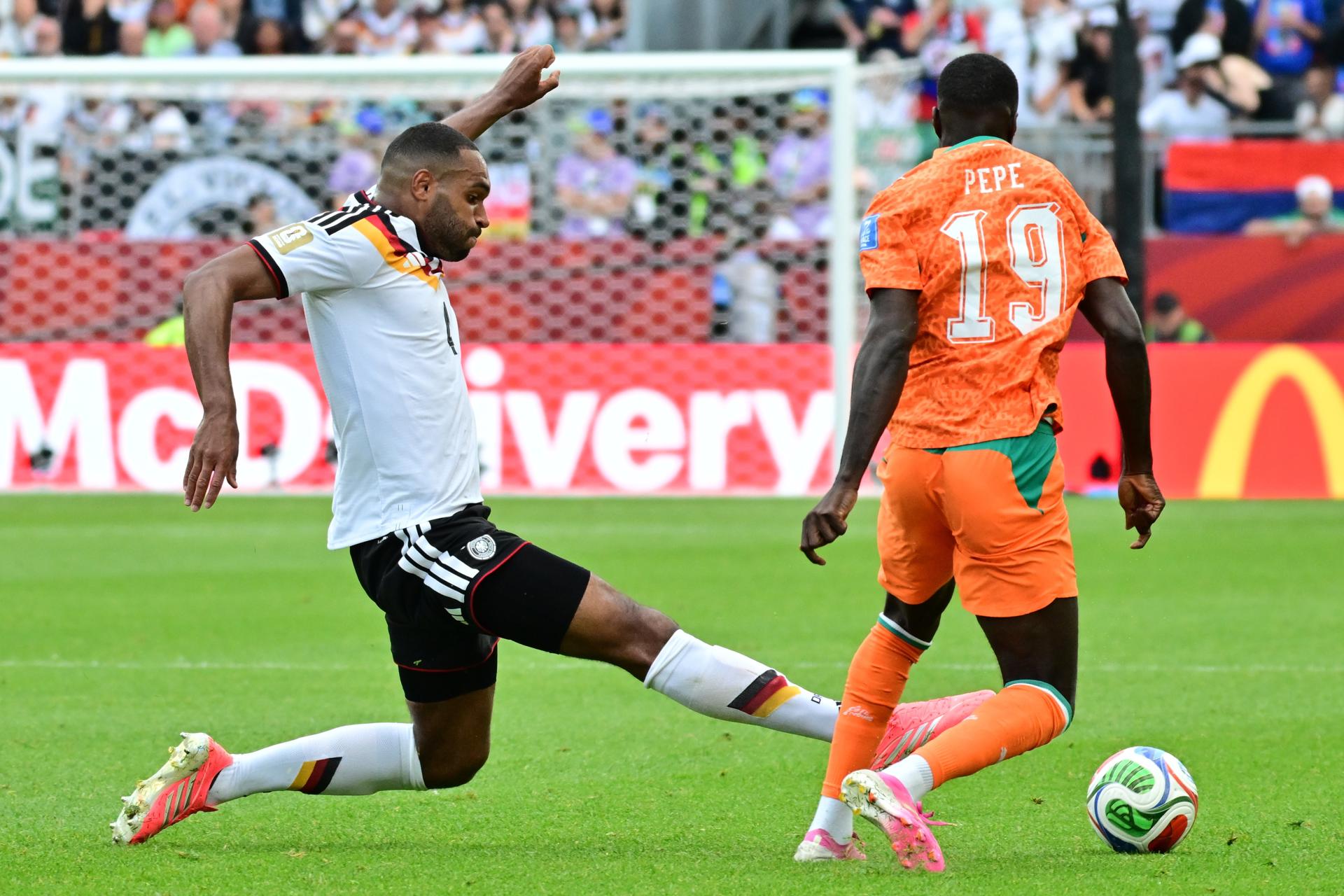 Jonathan Tah de Alemania (izq.) en acción contra Nicolas Pepe de Costa de Marfil (der.) durante el partido de la fase de grupos de la Copa Mundial de la FIFA 2026 entre Alemania y Costa de Marfil, en Toronto, Canadá, el 20 de junio de 2026. (Costa de Marfil, Alemania) EFE/EPA/EDUARDO LIMA