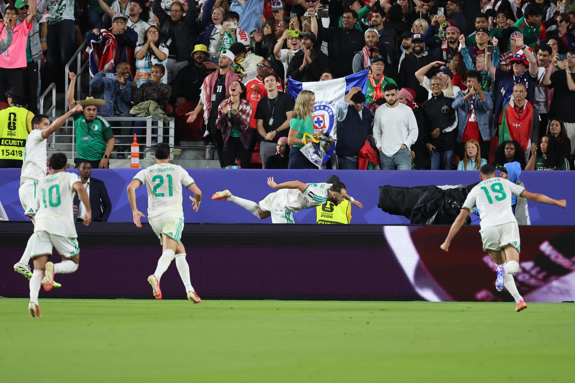 Amine Gouiri (c) de Argelia celebra un gol este lunes, en un partido del grupo J del Mundial de la FIFA 2026 entre Jordania y Argelia en el estadio Levi's en Santa Clara (Estados Unidos). EFE/ Miguel Gutiérrez
