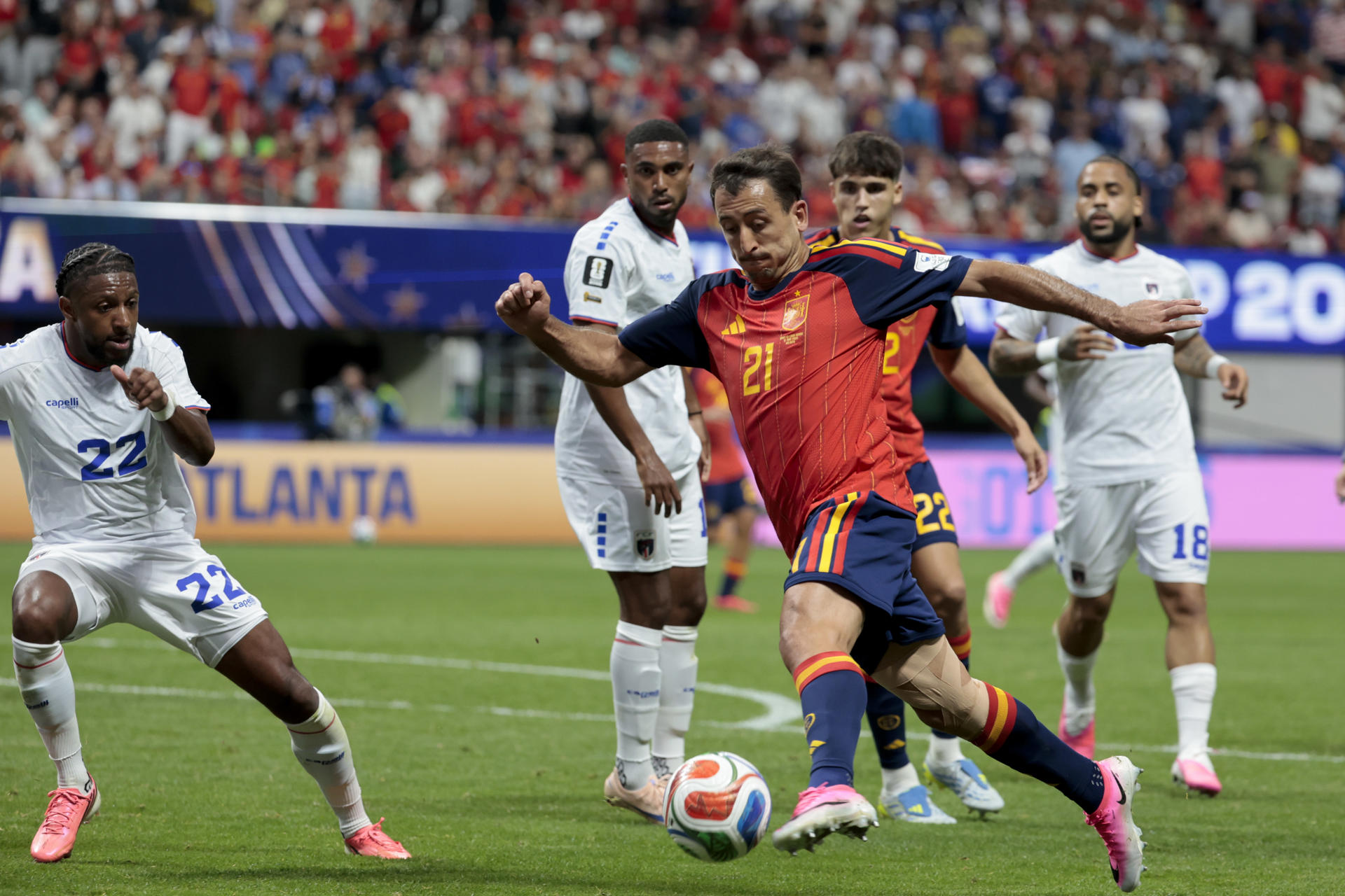El delantero de España Mikel Oyarzabal (2d) ante varios rivales durante el partido del grupo H del Mundial 2026 entre España y Cabo Verde, este lunes en el Estadio Atlanta. EFE/ Lavandeira Jr
