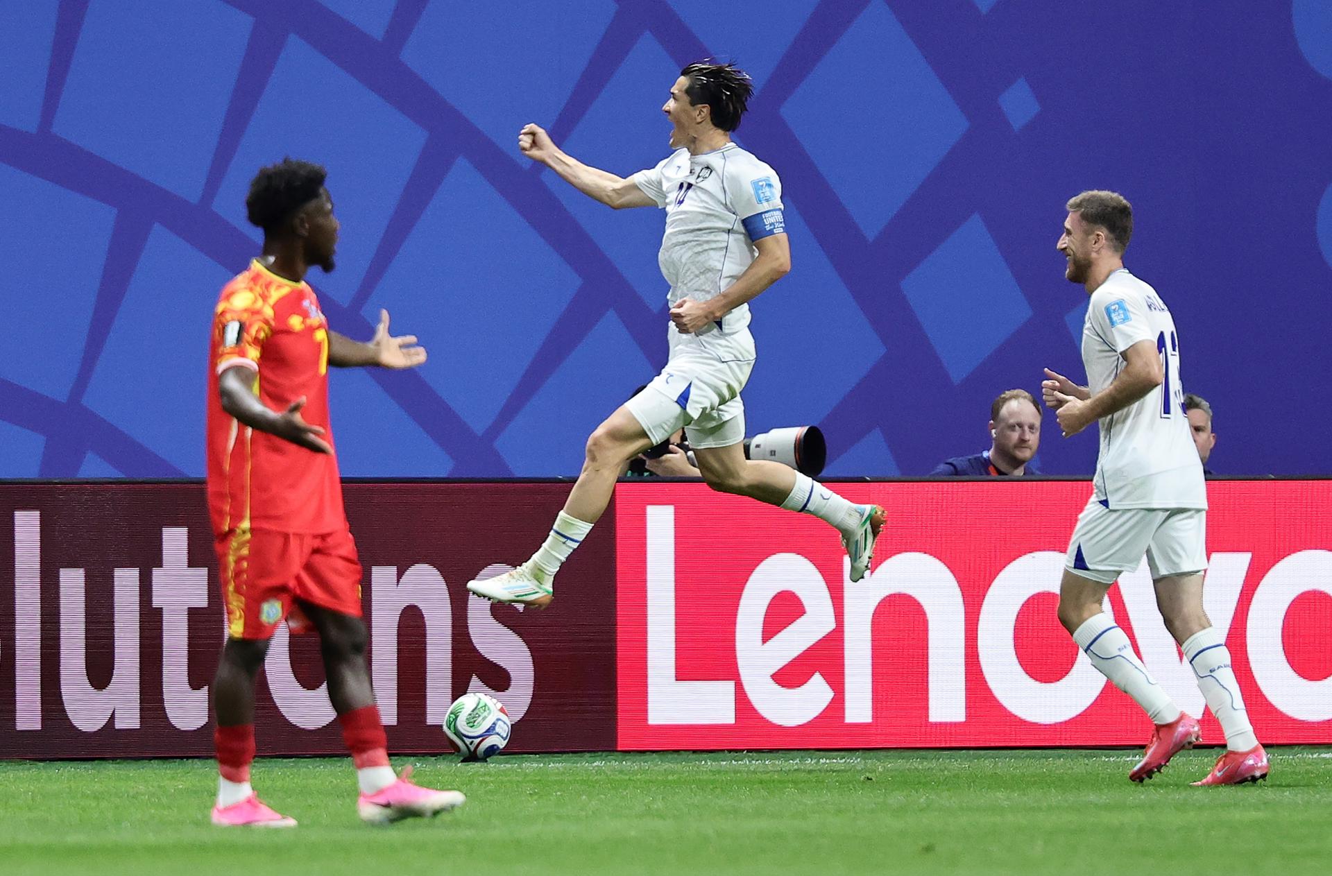 Eldor Shomurodov de Uzbekistán (C) celebra tras marcar el gol que puso el 1-0 en el marcador durante el partido de la fase de grupos de la Copa Mundial de la FIFA 2026 entre la República Democrática del Congo y Uzbekistán, en Atlanta, EE. UU., el 27 de junio de 2026. EFE/EPA/RONALD WITTEK