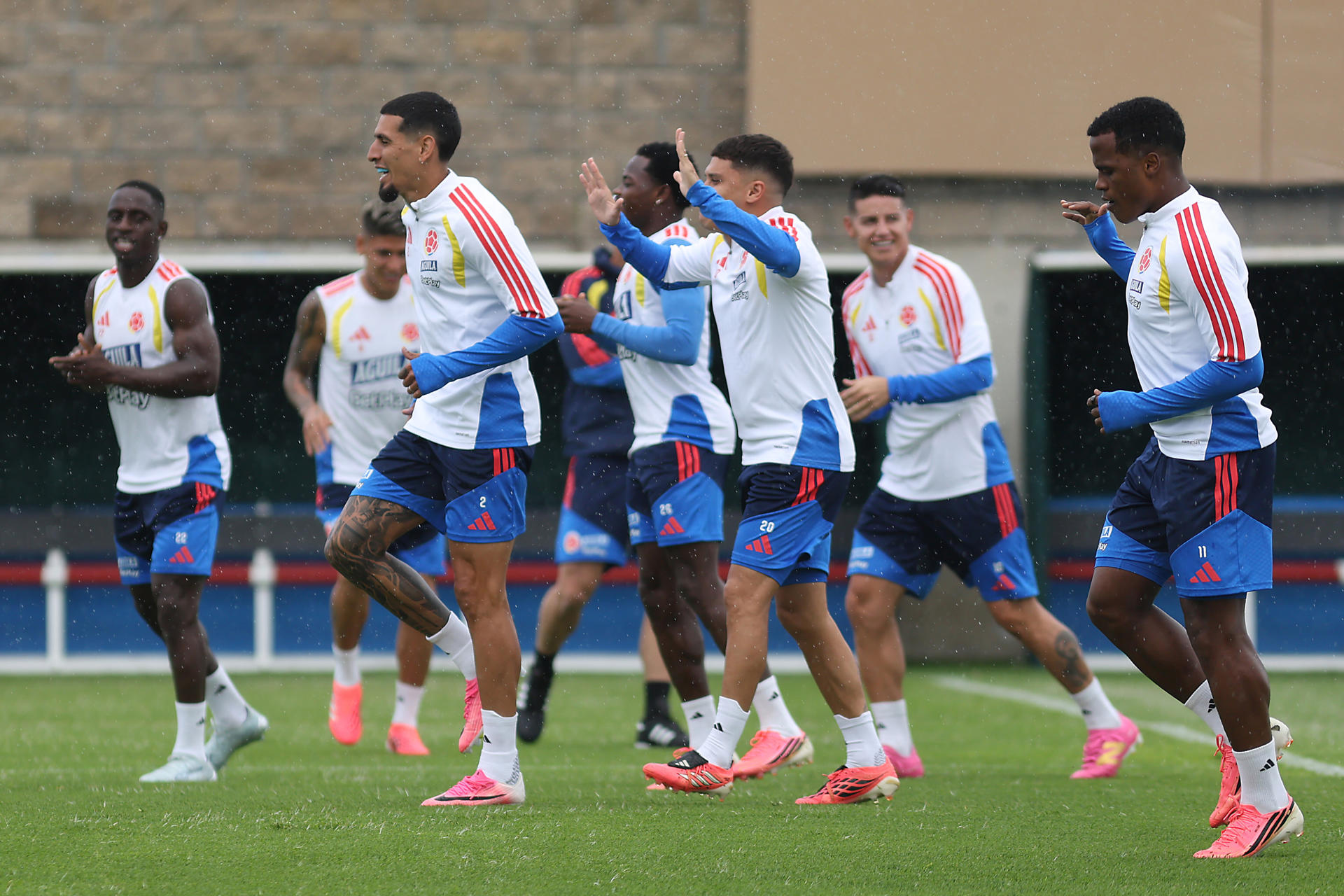 Jugadores de Colombia entrenan este domingo en Guadalajara (México). EFE/ Francisco Guasco