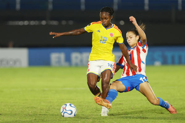 Claudia Martínez (d) de Paraguay disputan el balón con Linda Caicedo de Colombia este martes, en un partido de la Liga de Naciones en el estadio Defensores del Chaco en Asunción (Paraguay). EFE/Juan Pablo Pino