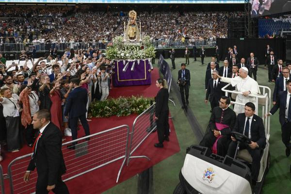 El Papa León XIV se reúne con la comunidad archidiocesana de Madrid en el Estadio Santiago Bernabéu de Madrid, España, el 8 de junio de 2026. El Papa León XIV se encuentra de visita oficial de seis días en España, del 6 al 12 de junio de 2026, con paradas en Madrid, Barcelona y las Islas Canarias. (Papa, España) EFE/EPA/CIRO FUSCO