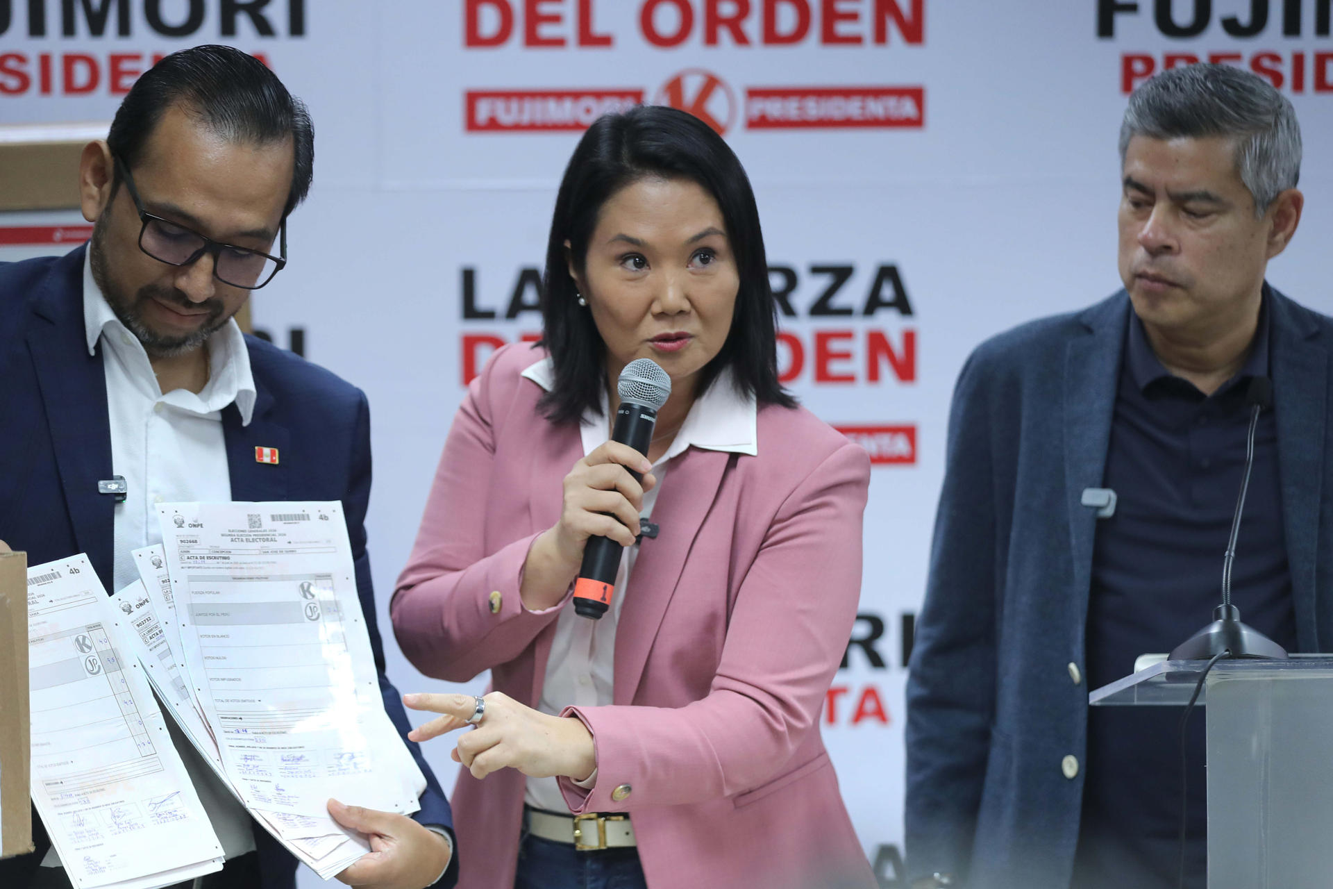 La candidata derechista Keiko Fujimori, ganadora de la segunda vuelta de las elecciones presidenciales de Perú, muestra las actas de las elecciones y aseguró que espera que en los próximos días el Jurado Nacional de Elecciones proclame oficialmente los resultados para comenzar a componer su gobierno, este miércoles en Lima (Perú). EFE/ Paolo Aguilar
